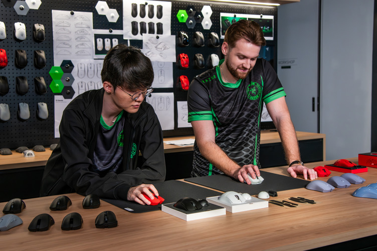 razer Lendas dos esports, Lee "Faker" Sang-Hyeok e Nikola "NiKo" Kovač, no estúdio de design da Razer. Foto: Razer